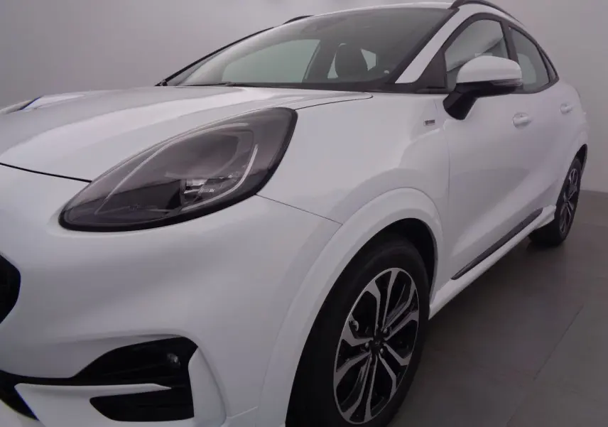 Vue 3/4 avant droit d'un Ford Puma blanc avec jantes alliage bicolores et détails noirs contrastants.