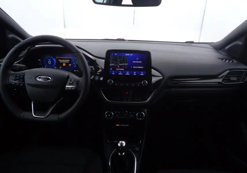 Vue intérieure avant du Ford Puma blanc 2022, tableau de bord moderne avec écran tactile et volant multifonction.
