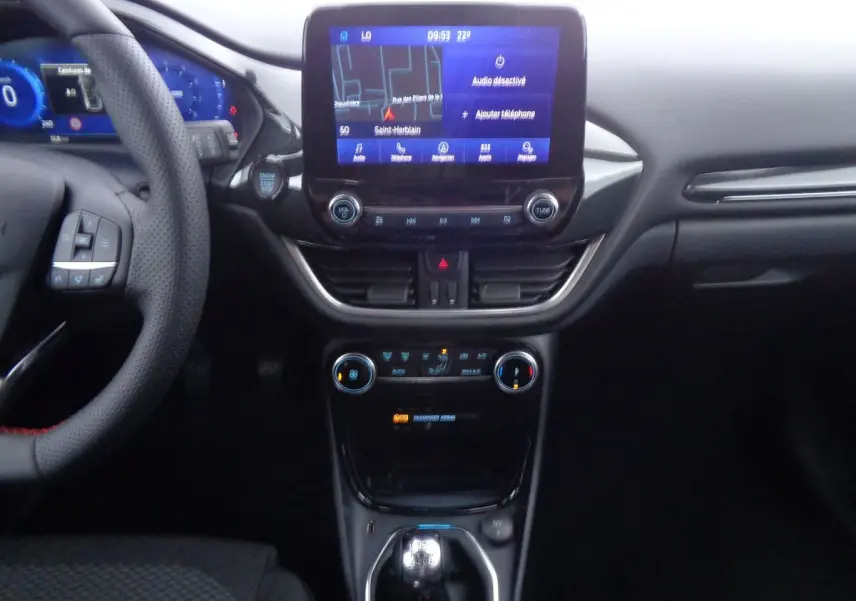 Vue centrale de l'intérieur du Ford Puma blanc 2022, avec écran tactile et levier de vitesses manuel visible.