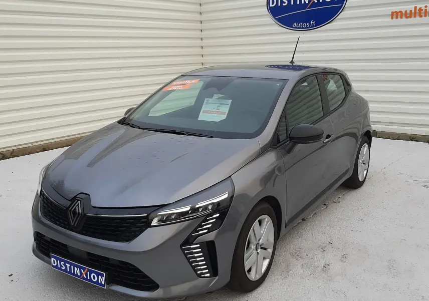Renault Clio V TCE 90ch Evolution gris schiste vue 3/4 avant droit avec feux LED et calandre noire distinctive.
