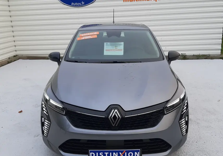 Renault Clio V TCE 90ch Evolution gris schiste vue de face, avec calandre noire et feux LED verticaux allumés.