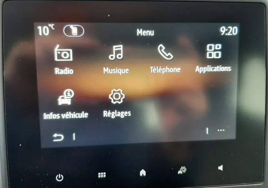 Écran tactile central de la Renault Clio V TCe 90ch Evolution affichant le menu principal avec options radio, musique et téléphone.