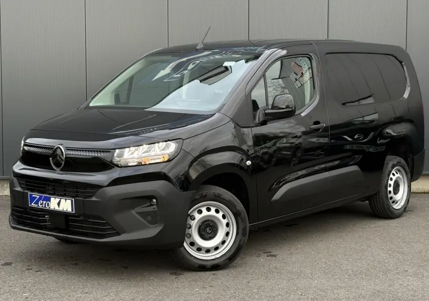Vue 3/4 avant gauche d'un Citroën Berlingo Van XL noir Perla avec jantes tôles et calandre moderne.