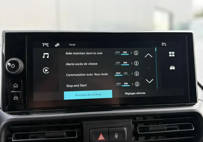 Écran tactile central du Citroën Berlingo 2025 affichant les réglages d'aide à la conduite, tableau de bord noir.