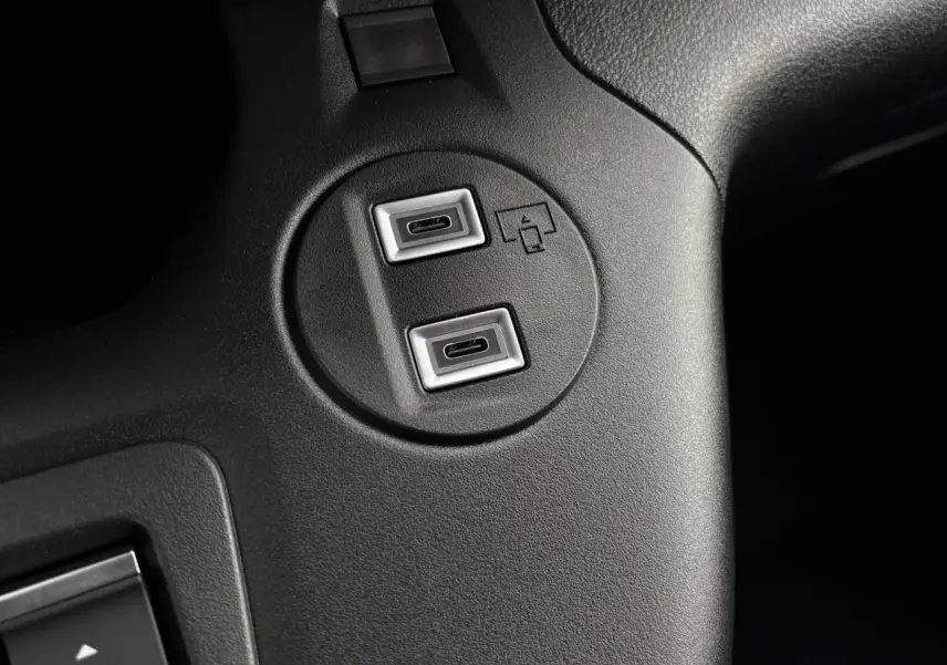 Prise USB double en gros plan sur la console centrale du Citroën Berlingo Van XL 2025 noir Perla.