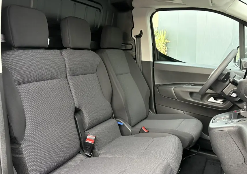 Intérieur du Citroën Berlingo Van XL 2025, vue côté conducteur sur la banquette passager 2 places grise.