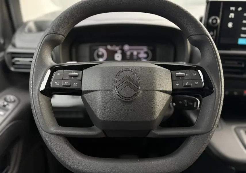Volant multifonctions noir avec logo Citroën, vue frontale de l'intérieur du Berlingo Van XL 2025.