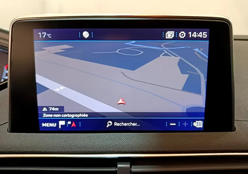 Écran tactile du système de navigation 3D du Peugeot 3008 blanc, vue rapprochée du tableau de bord.