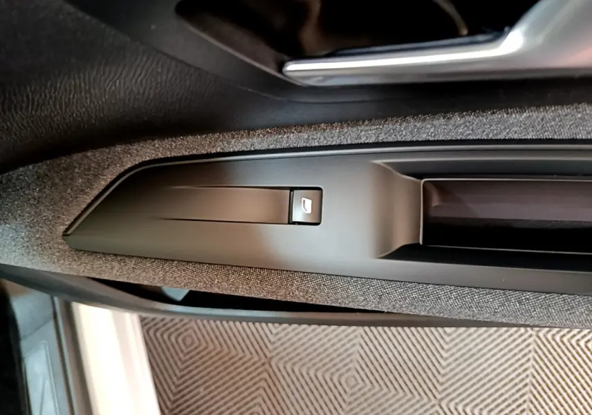 Détail de la poignée intérieure de porte côté conducteur du Peugeot 3008 blanc, finition Active Business 2020.