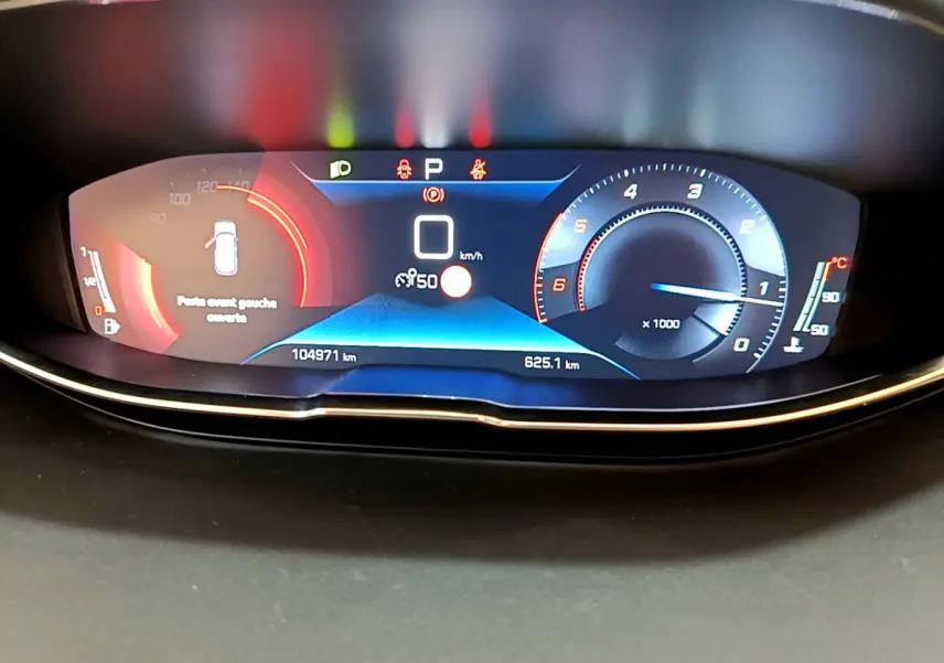 Tableau de bord numérique du Peugeot 3008 blanc 2020 affichant la vitesse à 0 km/h et porte avant gauche ouverte