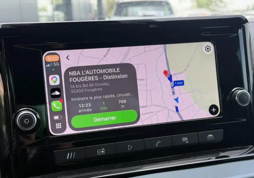 Écran tactile central du SEAT Arona 2025 affichant la navigation avec itinéraire actif.