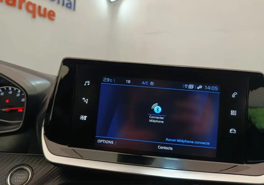 Écran tactile central de la Peugeot 2008 PureTech 100 bleu, affichant la connexion Bluetooth au téléphone.