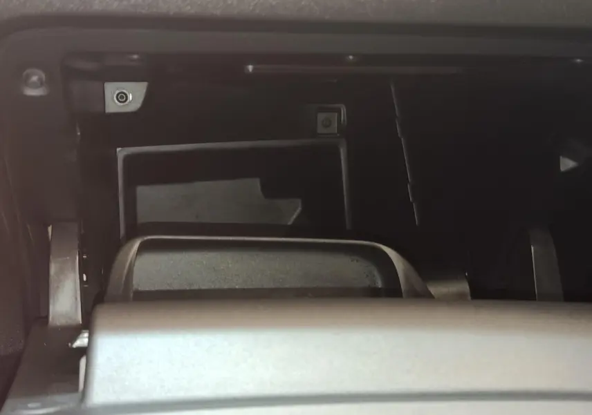 Gros plan intérieur sur la boîte à gants ouverte de la Peugeot 2008 PureTech 100 S&S Allure Pack 2021.
