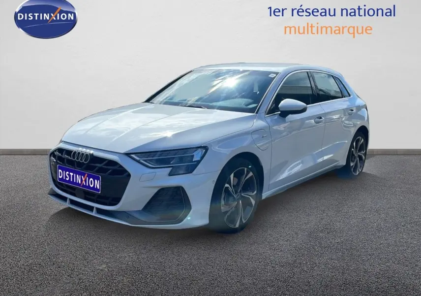 Audi A3 Sportback blanc Ibis vue 3/4 avant droit, avec jantes alliage et calandre noire distinctive.