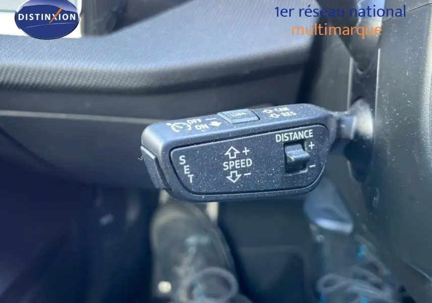 Gros plan sur le commodo de régulateur de vitesse de l'Audi A3 Sportback blanc Ibis, version hybride rechargeable 2025.