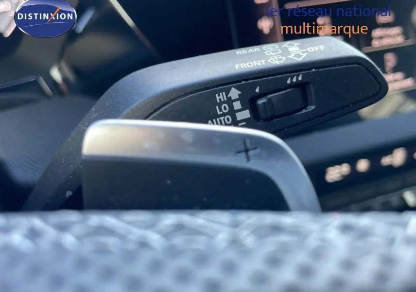 Gros plan sur la commande d'essuie-glace et palette de changement de vitesse à l'intérieur de l'Audi A3 Sportback blanc Ibis 2025.