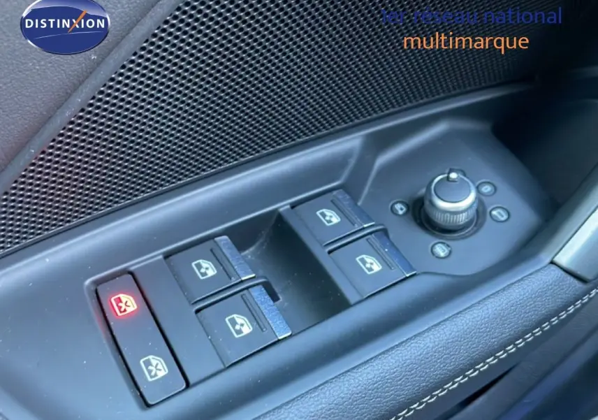 Gros plan sur les commandes des vitres électriques et réglage des rétroviseurs côté conducteur d'une Audi A3 Sportback blanc Ibis.