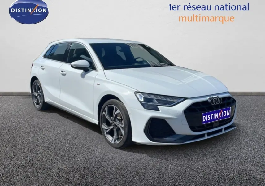Audi A3 Sportback blanc Ibis en 3/4 avant droit, version hybride rechargeable S-Line avec jantes alliage distinctives.