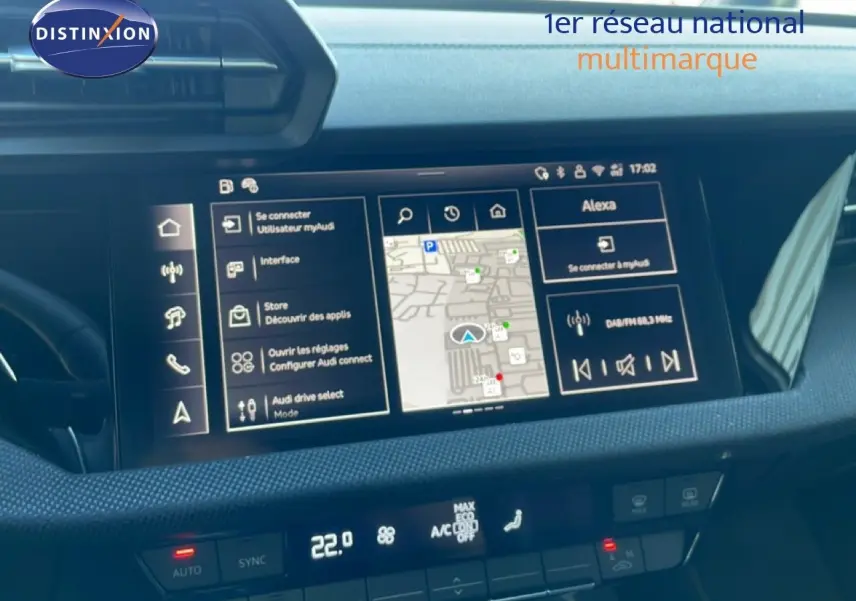 Écran tactile central de l'Audi A3 Sportback 40 TFSIe blanc, affichant navigation et options connectées.