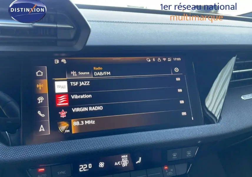 Vue intérieure du tableau de bord de l'Audi A3 Sportback 2025 avec écran tactile radio et commandes climatisation.