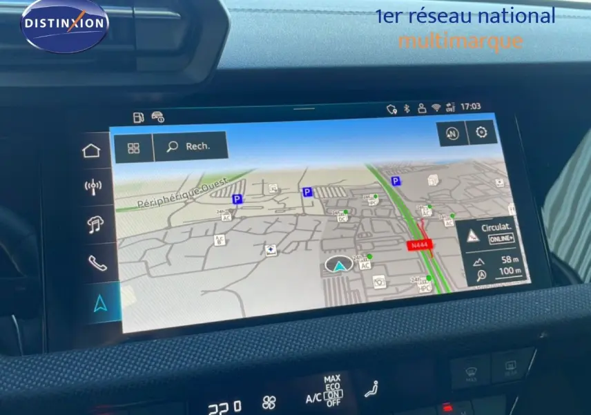 Écran tactile du système de navigation de l'Audi A3 Sportback 40 TFSIe blanc, vue intérieure centrée sur la console.