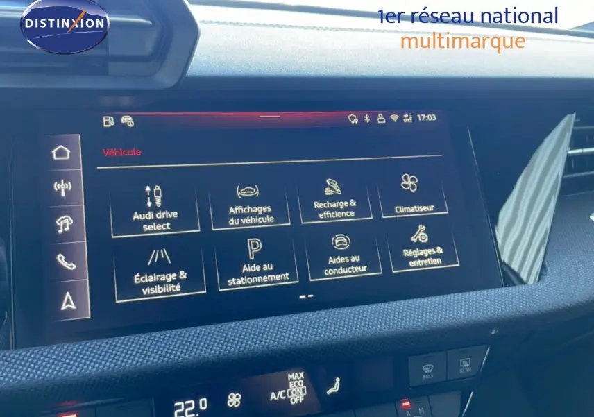 Vue rapprochée de l’écran tactile central de l’Audi A3 Sportback 2025 blanc Ibis, affichant les réglages du véhicule.