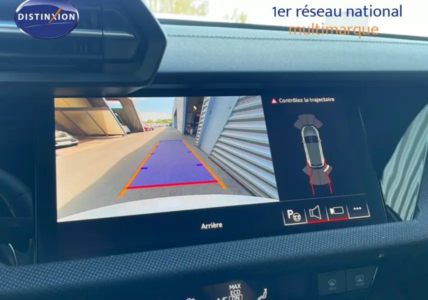 Écran intérieur de l'Audi A3 Sportback blanc montrant la caméra de recul avec guidage de trajectoire active.
