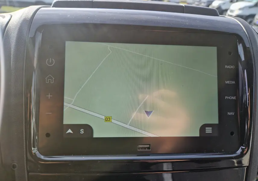 Écran tactile de navigation du Citroën Jumper blanc 2023, affichant une carte avec route D3 en vue frontale.