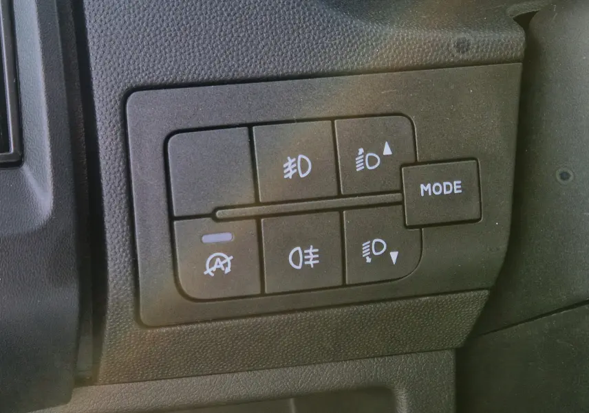 Panneau de commandes des phares et modes d'éclairage dans l'habitacle du Citroën Jumper blanc 2023.