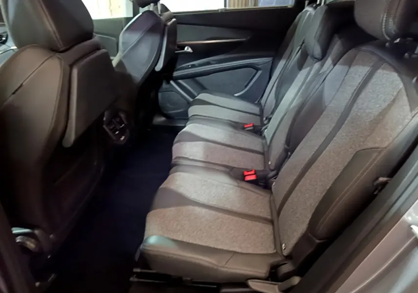 Vue intérieure côté droit sur la banquette arrière gris clair et noir du Peugeot 5008 Allure 2020 avec sièges tissu et cuir.