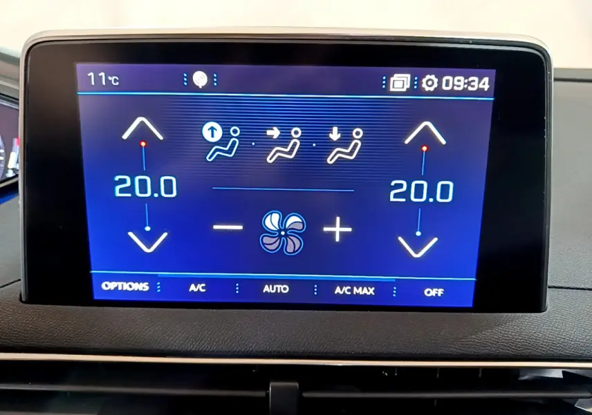 Écran tactile central du tableau de bord du Peugeot 5008 gris clair affichant la climatisation à 20°C en mode automatique.