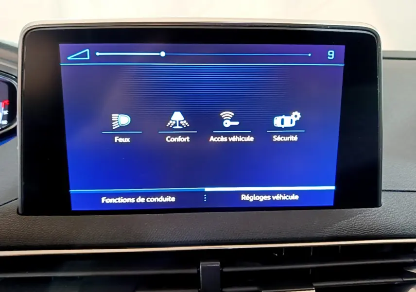 Écran tactile central du tableau de bord du Peugeot 5008 gris clair affichant les réglages véhicule et fonctions de conduite.