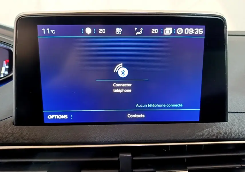 Écran tactile central affichant la connexion Bluetooth dans l'habitacle du Peugeot 5008 gris clair, version 2020 Allure.