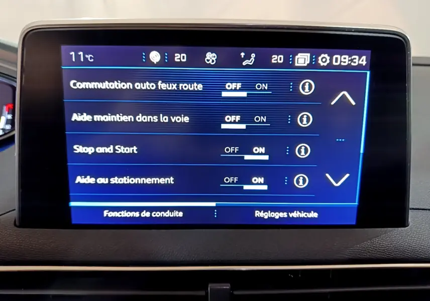 Écran tactile central du tableau de bord du Peugeot 5008 gris clair affichant les réglages d'aides à la conduite.