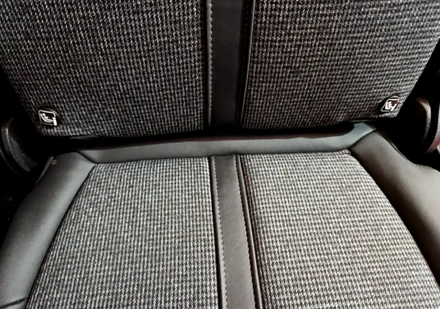 Gros plan sur la sellerie tissu gris à motifs pied-de-poule avec surpiqûres du siège arrière du Peugeot 5008 2020.