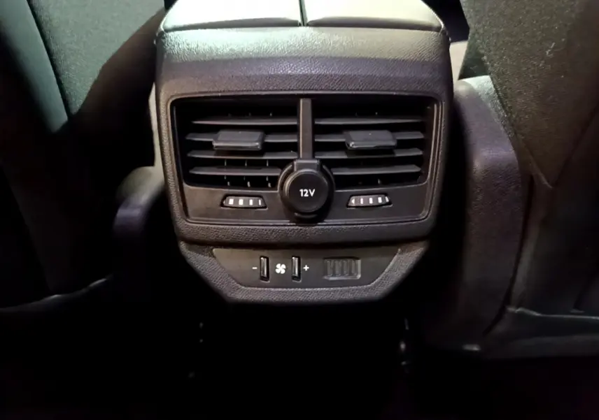 Vue rapprochée des aérateurs arrière et prise 12V noirs du Peugeot 5008 gris clair, version Puretech 130 Allure 2020