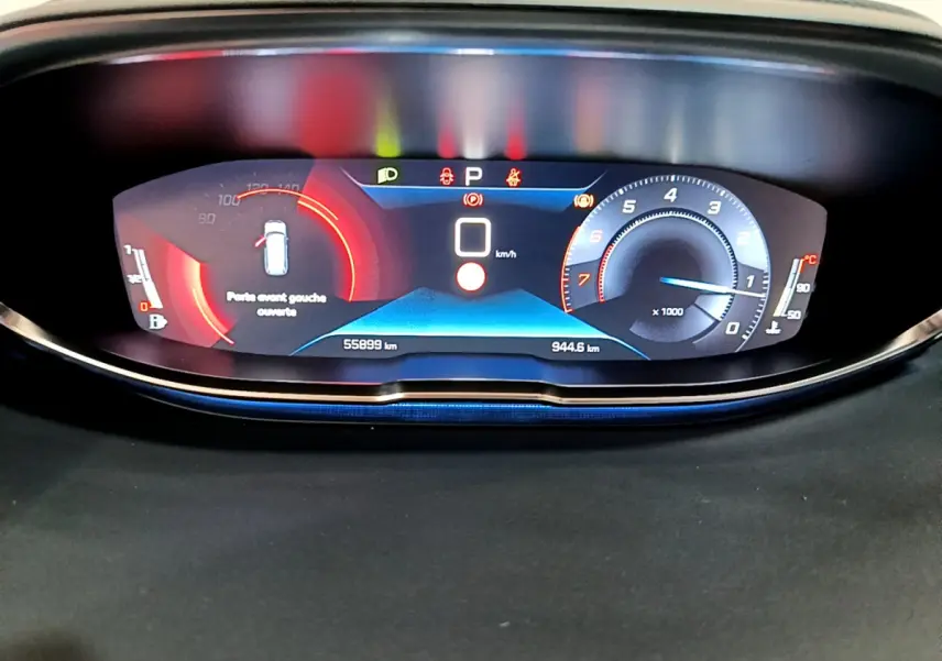Affichage numérique du tableau de bord du Peugeot 5008 gris clair, indiquant porte avant gauche ouverte et vitesse 0 km/h.