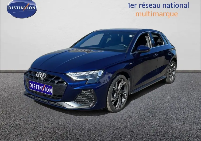 Audi A3 Sportback 40 TFSIe bleu Navarre métal vue 3/4 avant droit avec calandre noire et jantes alliage.