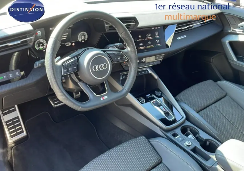Vue intérieure de l'Audi A3 Sportback 40 TFSIe 2025, tableau de bord et volant multifonction en cuir noir.
