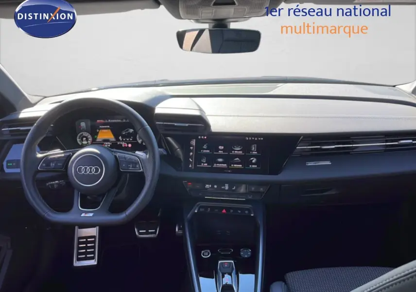 Vue intérieure frontale de l'Audi A3 Sportback 40 TFSIe 2025, tableau de bord et volant multifonction noirs.