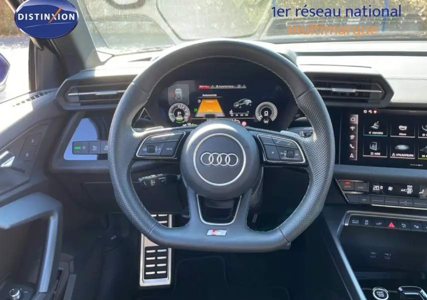 Intérieur Audi A3 Sportback 40 TFSIe 2025 vu du poste de conduite, volant S-Line, tableau de bord digital et écran tactile.