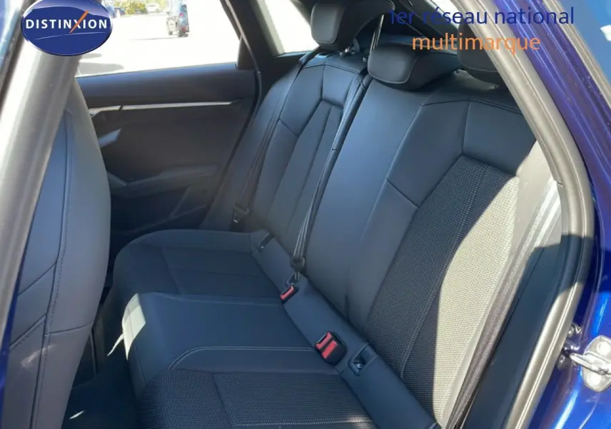 Vue intérieure côté droit des sièges arrière en tissu gris noir de l'Audi A3 Sportback bleu Navarre 2025.
