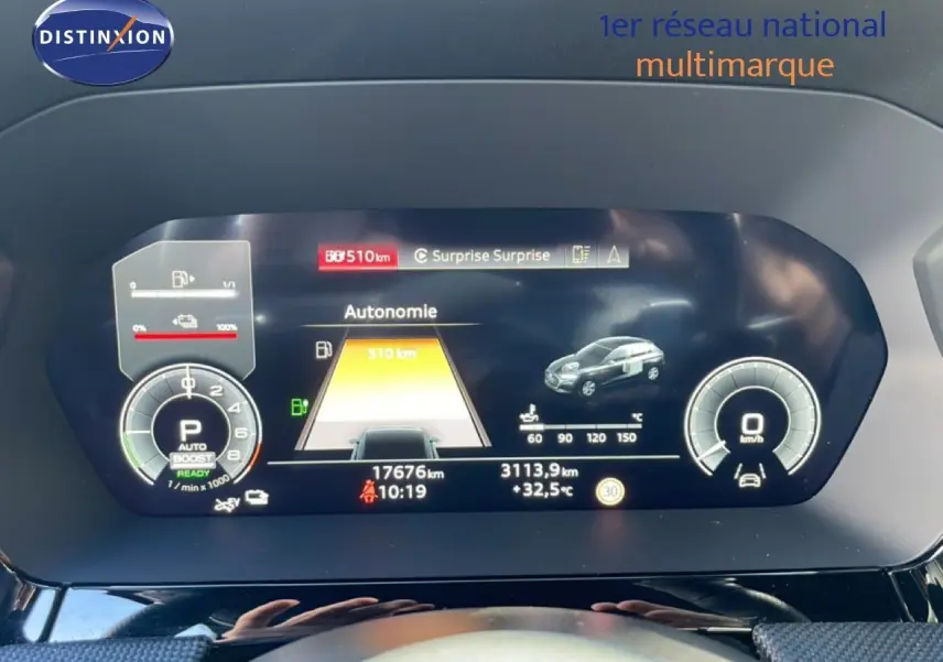 Tableau de bord numérique de l'Audi A3 Sportback 40 TFSIe, affichant l'autonomie et la vitesse à 0 km/h.