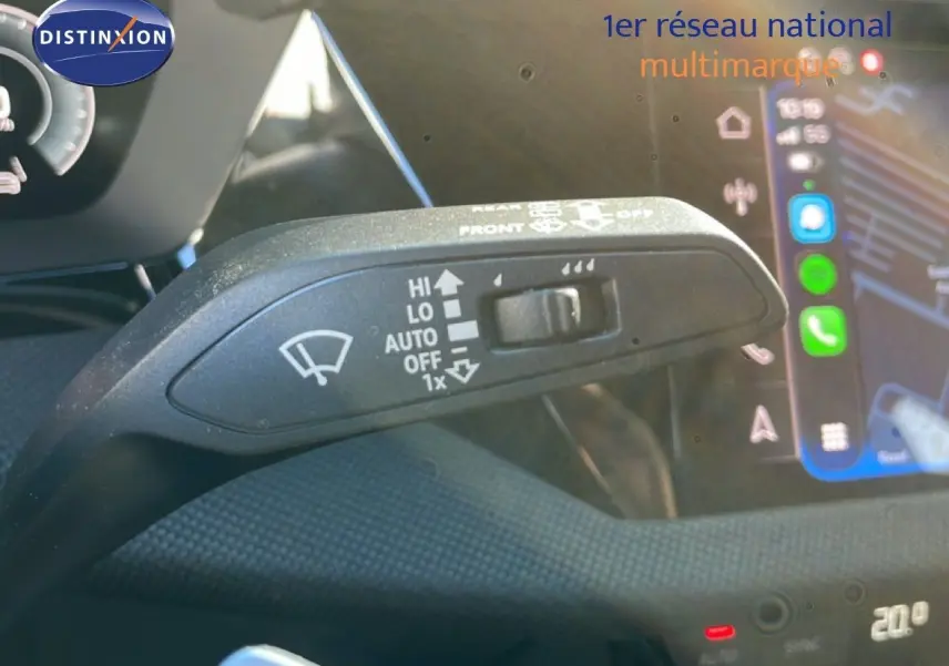 Gros plan sur la manette d’essuie-glace à gauche du volant dans l’habitacle de l’Audi A3 Sportback bleu Navarre 2025.