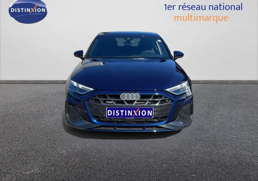 Vue frontale d'une Audi A3 Sportback 40 TFSIe S-Line bleu Navarre métallisé avec calandre hexagonale et phares LED.