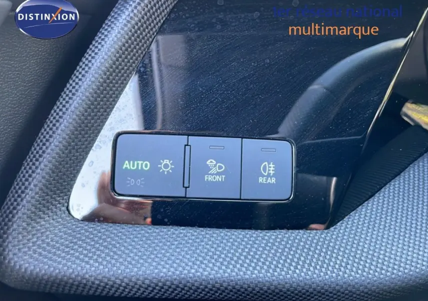 Gros plan sur les commandes d’éclairage intérieures de l’Audi A3 Sportback 2025, finition S-Line, avec surface texturée grise.