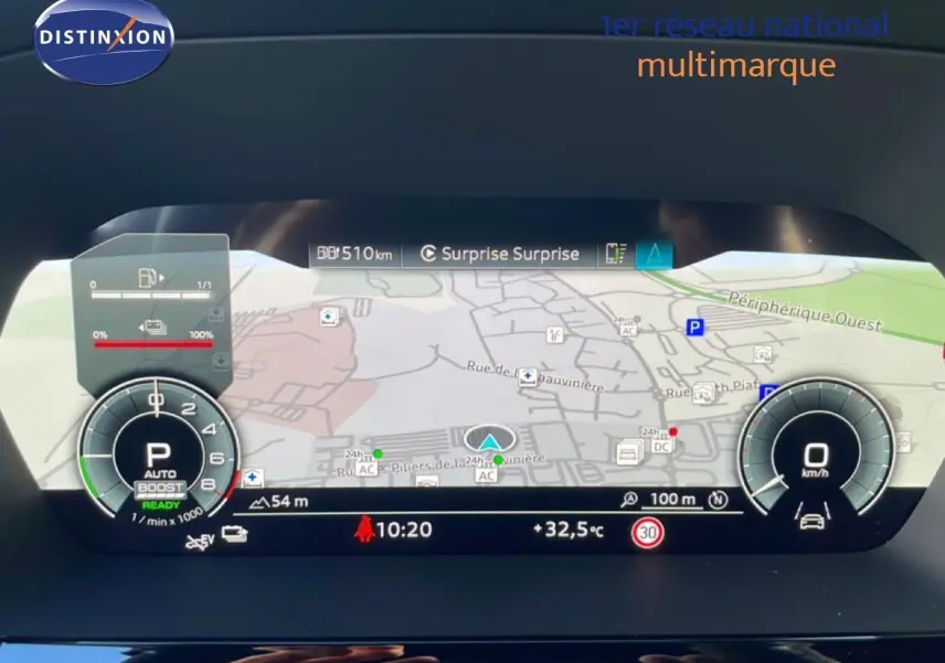 Affichage numérique du tableau de bord de l'Audi A3 Sportback bleu Navarre, montrant la navigation et les indicateurs de vitesse et batterie.