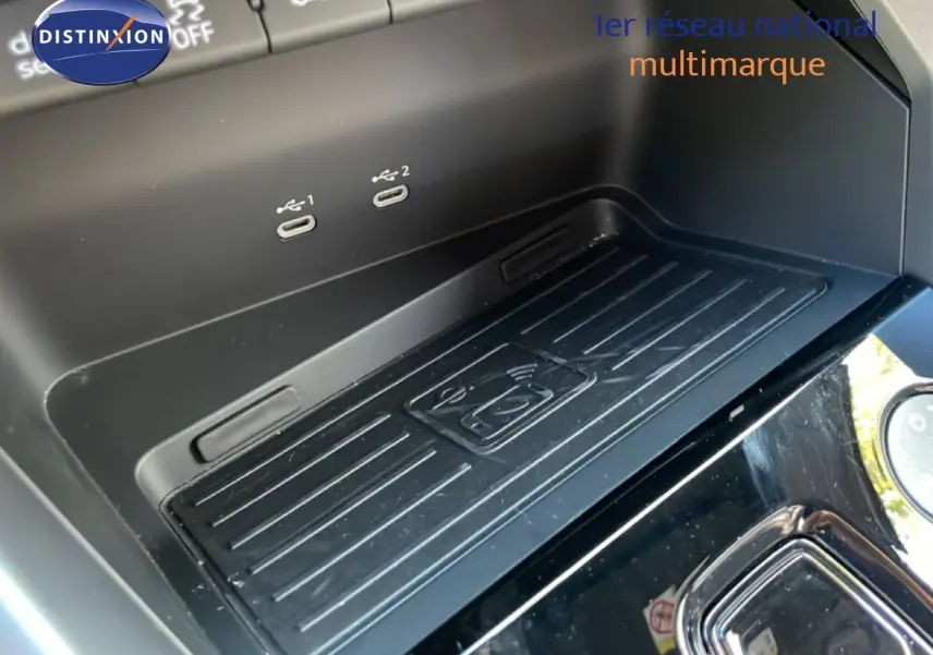 Gros plan sur le compartiment de recharge sans fil et ports USB dans l'habitacle d'une Audi A3 Sportback 40 TFSIe bleu Navarre.