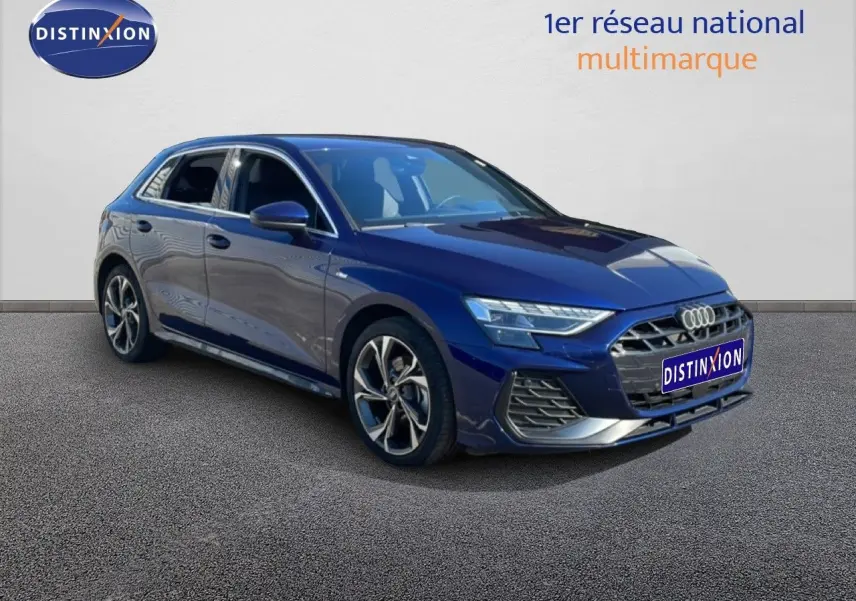 Audi A3 Sportback bleu Navarre métal en 3/4 avant droit, mettant en valeur son design dynamique et ses jantes distinctives.