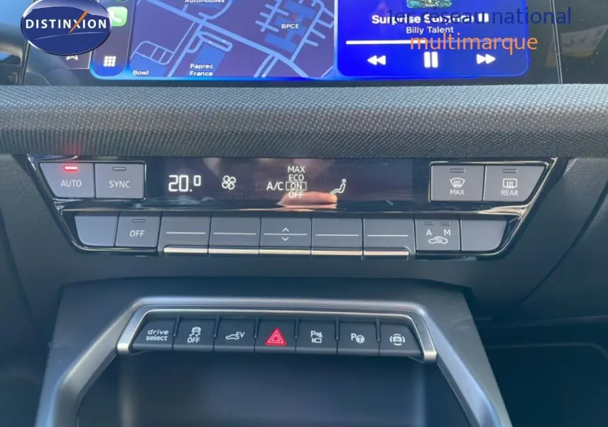 Vue rapprochée du tableau de bord de l’Audi A3 Sportback 2025, mettant en valeur les commandes climatisation et fonctions hybrides.